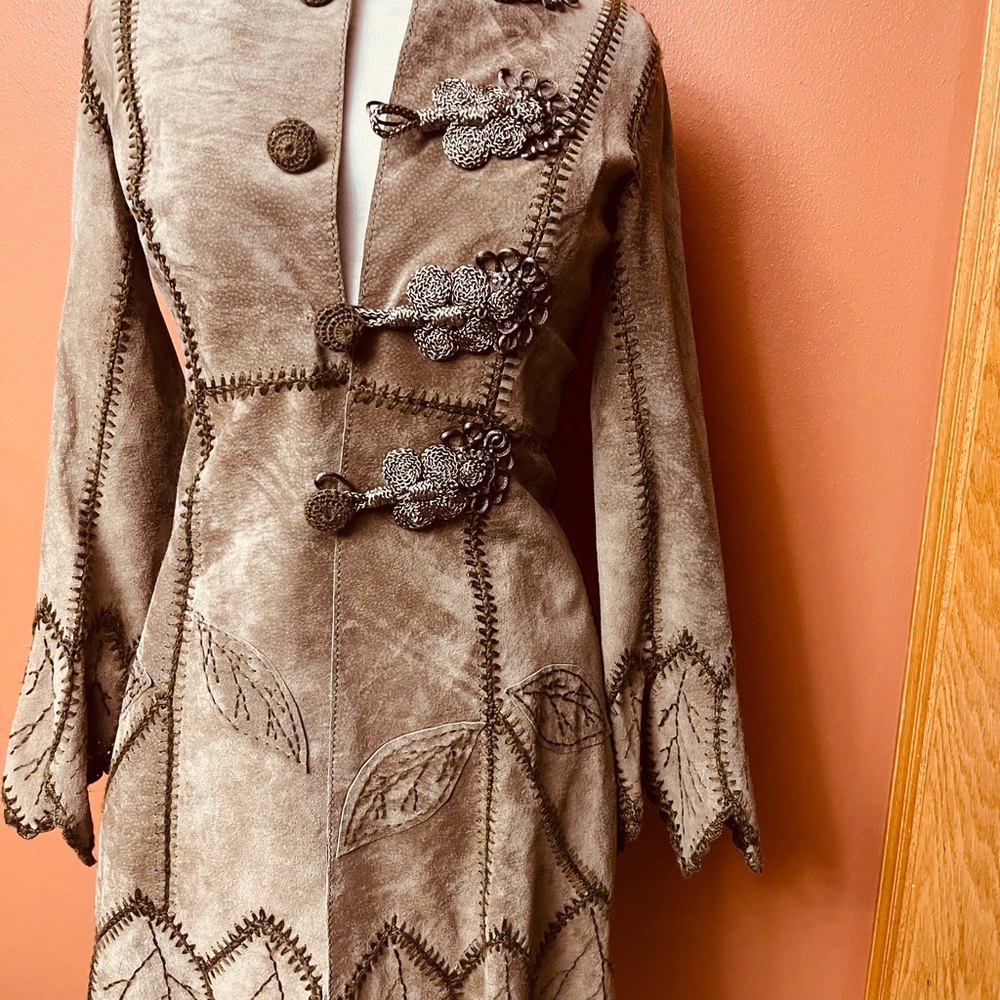 Women's Beige Suede Leather Jacket with Embroidered Detailing - Picture 5 of 15